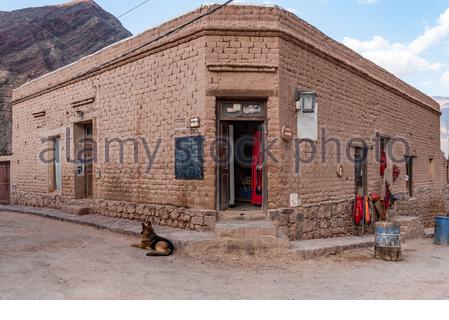 Purmamarca, Jujuy / Argentinien - September 2019: Ein Markt im Dorf Purmamarca Stockfoto