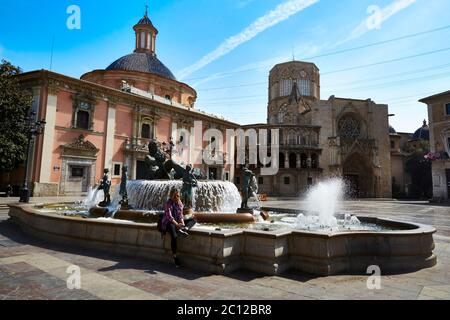 la Fuente del Turia (Turia-Brunnen) und Kathedrale von Valencia, Plaza de la Virgen, Valencia, Spanien. Stockfoto