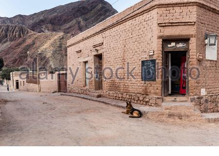 Purmamarca, Jujuy / Argentinien - September 2019: Ein Markt im Dorf Purmamarca Stockfoto