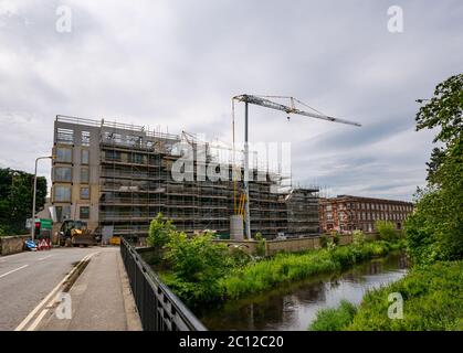 Bau neuer Wohnungen während der Sperrung der Pandemie Covid-19, Warriston Road, Edinburgh, Schottland, Großbritannien ausgesetzt Stockfoto