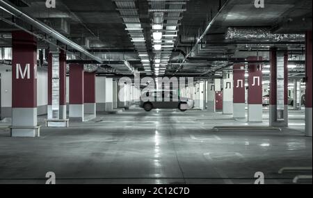 Leere Tiefgarage Stockfoto