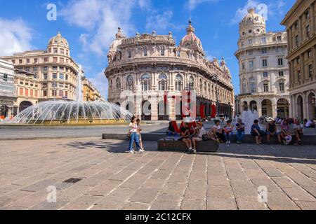 Genua, Italien - 18. August 2019: Genua Mehr als dieses Zeichen Stadt Logo und Touristen in der Nähe in Piazza De Ferrari Platz in Genua, Ligurien Region Stockfoto