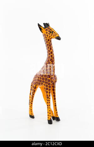 Eine Holzfigur einer Giraffe auf weißem Hintergrund Stockfoto