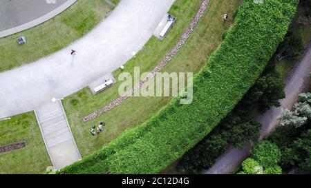 Luftaufnahme auf Szczytnicki Park, Gärten und Brunnen der Centennial Hall in Breslau, Polen. Geformte Gärten und größter Brunnen in Polen Stockfoto