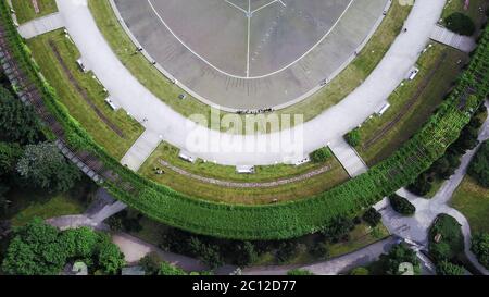 Luftaufnahme auf Szczytnicki Park, Gärten und Brunnen der Centennial Hall in Breslau, Polen. Geformte Gärten und größter Brunnen in Polen Stockfoto