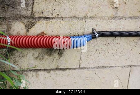 Wellpappe PVC-Schutzrohr mit elektrischen Leitungen im Inneren, im Boden und auf der Brücke von Gatschina Park gelegt. während Kamm Stockfoto