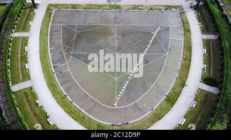 Luftaufnahme auf Szczytnicki Park, Gärten und Brunnen der Centennial Hall in Breslau, Polen. Geformte Gärten und größter Brunnen in Polen Stockfoto