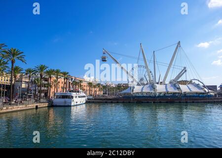 Genua, Italien - 18. August 2019: Il Grande Bigo und Riesenrad in Porto Antico di Genova oder Alter Hafen von Genua, Ligurien Region, Italien Stockfoto