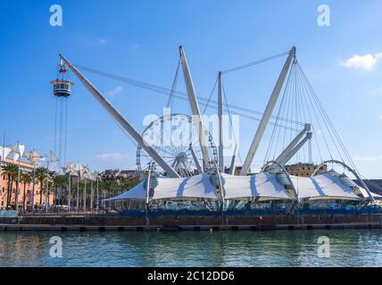 Genua, Italien - 18. August 2019: Il Grande Bigo und Riesenrad in Porto Antico di Genova oder Alter Hafen von Genua, Ligurien Region, Italien Stockfoto