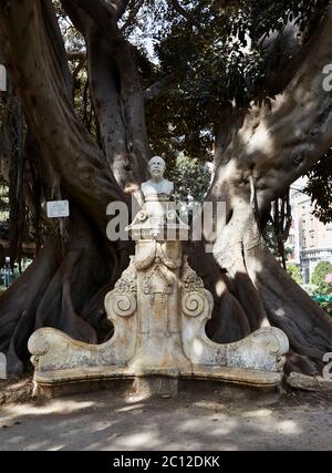 Munoz Degrain Denkmal im Schatten eines großen Feigenbaums, Gärten von Glorieta, Valencia, Spanien Stockfoto