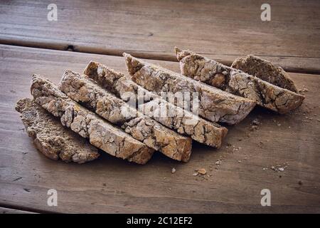 Scheiben rustikales braunes Brot auf einem Küchentisch Stockfoto