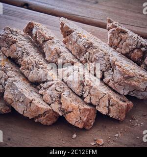 Scheiben rustikales braunes Brot auf einem Küchentisch Stockfoto