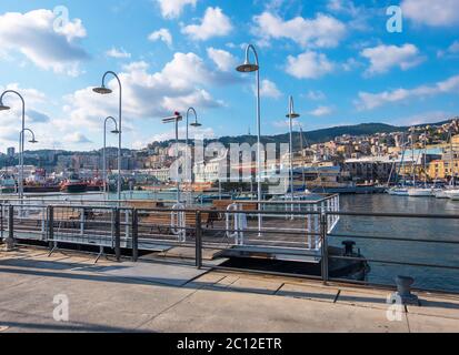 Genua, Italien - 18. August 2019: Porto Antico di Genova oder Alter Hafen von Genua und das Stadtbild im Hintergrund Stockfoto