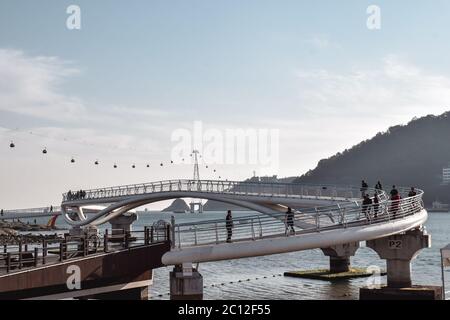 Busan Songdo Beach Cloud Trails Südkorea mit Song Marine Cable Car Stockfoto