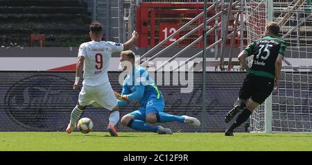 Münster, Deutschland. 2020. Juni 13.06.2020. firo: 2019 Fußball, 2020., 3. Bundesliga, 32. Spieltag: SC Preussen Münster Preussen SCP - FC Ingolstadt 04 0: 0 Fatih Kaya, schießt, auf Tor, von, Max Schulze Niehues Quelle: dpa/Alamy Live News Stockfoto