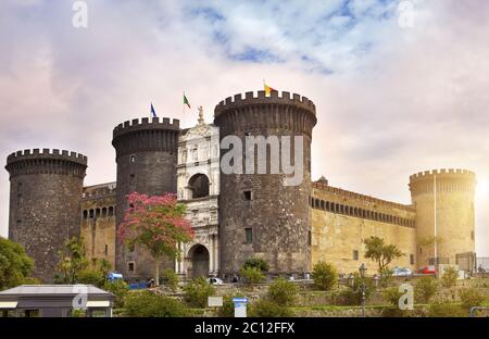 Castel nuovo (Neues Schloss) oder Schloss von Maschio Angioino in Neapel, Italien. Stockfoto