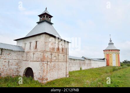 Festungsmauer des Erlösers Priluki Monastery. Stockfoto