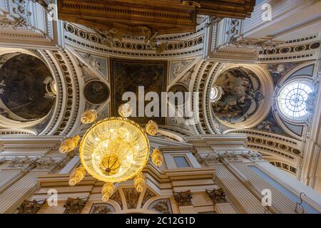 Kronleuchter in der Decke der Kathedrale-Basilika unserer Lieben Frau von der Säule, Zaragoza, Aragon, Spanien Stockfoto