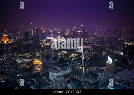 Die erleuchteten Wolkenkratzer der Skyline von Bangkok während der Nacht in Thailand Stockfoto