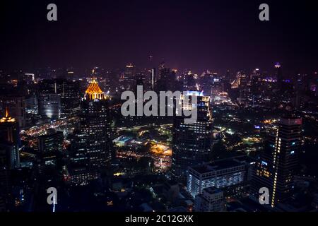 Die erleuchteten Wolkenkratzer der nächtlichen Metropole Bangkok Skyline in Thailand Stockfoto