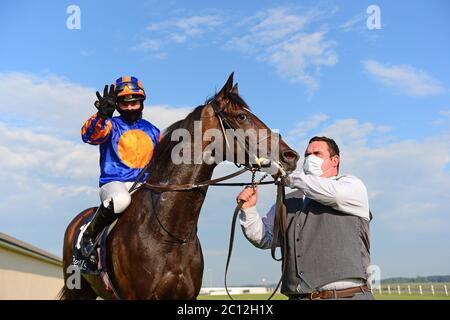 Jockey Seamie Heffernan mit Bräutigam Leigh O'Brien nach dem Gewinn der Tattersalls Irish 1,000 Guineas an Bord friedlich auf Curragh Racecourse. Stockfoto