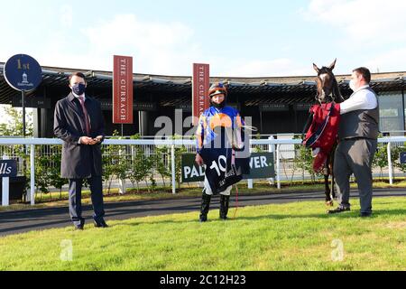 Jockey Seamie Heffernan mit Bräutigam Leigh O'Brien und Trainer Aidan O'Brien (links) nach dem Gewinn der Tattersalls Irish 1,000 Guineas an Bord friedlich auf der Curragh Racecourse. Stockfoto