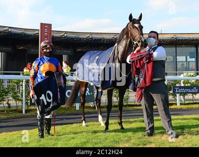 Jockey Seamie Heffernan mit Bräutigam Leigh O'Brien nach dem Gewinn der Tattersalls Irish 1,000 Guineas an Bord friedlich auf Curragh Racecourse. Stockfoto