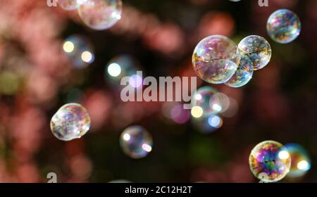 Die Regenbogen-Bläschen aus der Blase-Gebläse Stockfoto