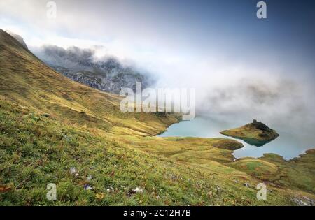 Nebliger Morgen am alpinen Schrecksee Stockfoto