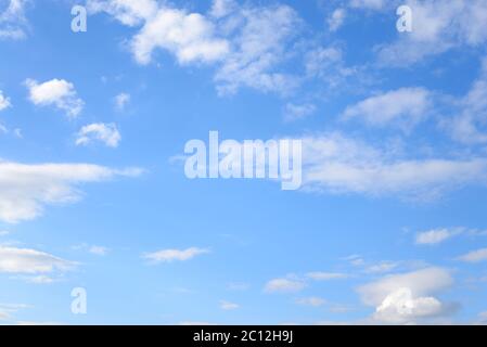 Blauer Himmel mit Spindrift-Wolken. Stockfoto