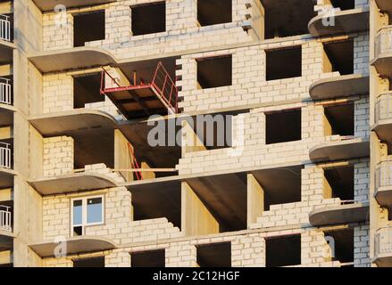 Plattform für die Aufnahme von schweren Lasten mit einem Kran in der Konstruktion mehrgeschossigen Gebäudewohnung. Stockfoto