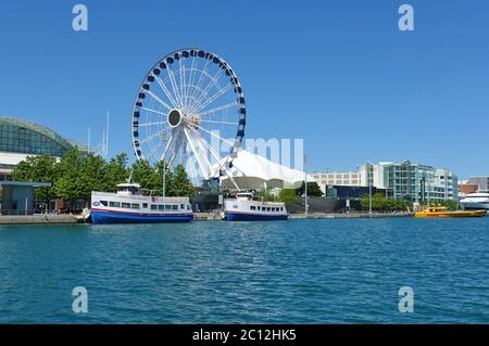CHICAGO, IL - 31. MAI 2020 - Blick auf das Centennial Ferris Wheel im Navy Pier am Lake Michigan in Chicago, Illinois, USA. Stockfoto