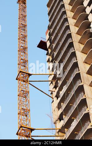 Plattform für die Aufnahme von schweren Lasten mit einem Kran in der Konstruktion mehrgeschossigen Gebäudewohnung. Stockfoto