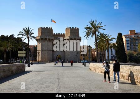 Serrano-Türme eines der ursprünglichen Tore in der mittelalterlichen Stadtmauer, Valencia, Spanien. Stockfoto