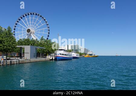 CHICAGO, IL - 31. MAI 2020 - Blick auf das Centennial Ferris Wheel im Navy Pier am Lake Michigan in Chicago, Illinois, USA. Stockfoto