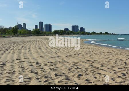 CHICAGO, IL - 31. MAI 2020 - Blick auf einen leeren North Avenue Beach, einen städtischen Sandstrand am Lake Michigan in Chicago, Illinois, USA. Stockfoto