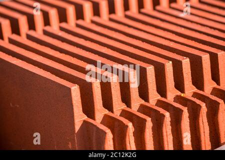 Ein Dach im Bau mit Stapeln von Dachziegeln bereit zu befestigen. Stockfoto