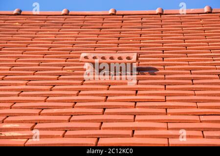 Ein Dach im Bau mit Stapeln von Dachziegeln bereit zu befestigen. Stockfoto