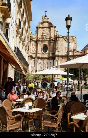 Kathedrale und Straßencafé von Valencia, Placa de la Reina, Valencia, Spanien. Stockfoto