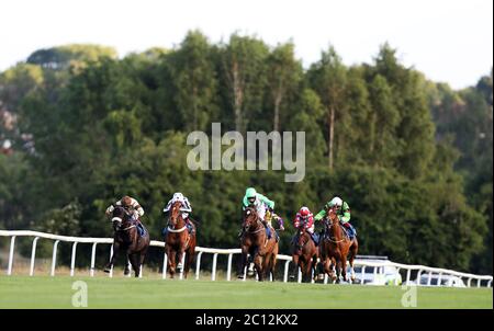 Kind Review geritten von Tom Eaves (Dritter links) gewinnt die Frog Island Handicap auf Leicester Racecourse. Stockfoto