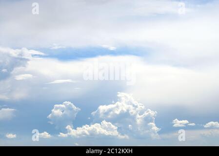 Blauer Himmel und Wolken. Stockfoto