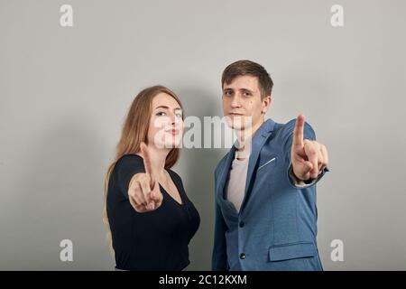 Zeiger mit Zeigefinger nach vorne. Zeigefinger zur Anzeige der Richtung. Stockfoto