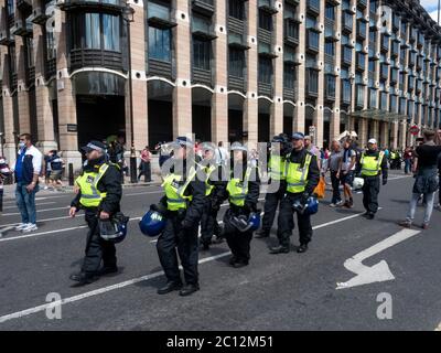 London. GROSSBRITANNIEN. Juni 2020. Polizeibeamte der Krawalle marschieren die Bridge Street hinunter zum Parliament Square. Stockfoto