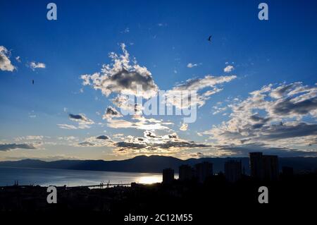 Adria, Berge und Hügel. Blauer Himmel mit weißen Wolken. Blauer Sonnenuntergang Himmel mit Wolken über dem Horizont über der Adria. Stockfoto