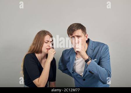 Hustet, deckt den Mund mit der Hand. Schuss für Artikel Erkrankungen der oberen Atemwege Stockfoto