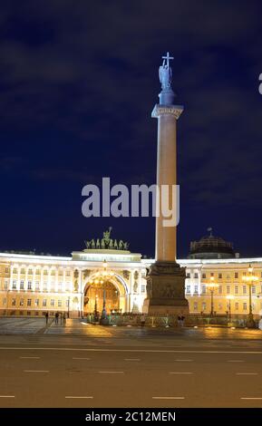 Das Gebäude des Generalstabs und die Alexander-Säule auf dem Palastplatz. Stockfoto