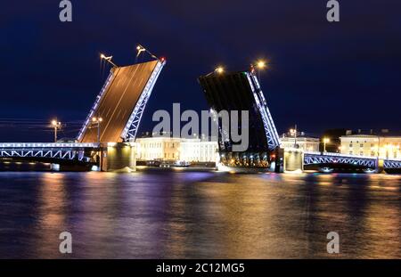 Palace Bridge bei Nacht. Stockfoto