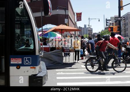 New York City, New York, USA. Juni 2020. Am ersten Wochenende der Wiedereröffnung in New York City unter Phase 1 am 8. Juni 2020, DER HUB, das wichtigste Zentrum des Handels in der Melrose Abschnitt der Bronx, war ein Bienenstock von Aktivitäten, mit regen Straßenhandel und schweren Fußgängerverkehr am Samstag, 13. Juni 2020. Quelle: G. Ronald Lopez/ZUMA Wire/Alamy Live News Stockfoto