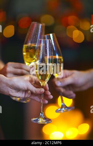 Weihnachtsbeleuchtung und Champagner-Glas. Stockfoto