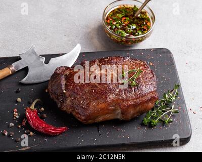 Saftiges Rindersteak, Hammelfleisch auf einem Schneidebrett gebraten, Nahaufnahme Stockfoto